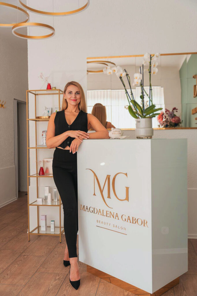 Rezeption und Magdalena Gabor an der Rezeption